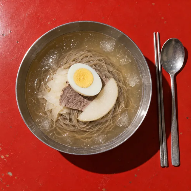 ゆで卵と梨をのせた冷たいそば粉の麺